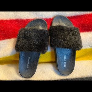 Steve Madden black furry slides Size 5